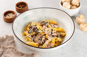 Пенне с ветчиной и грибами